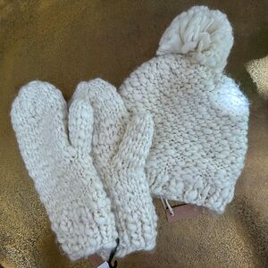Cozy Cream Knit Hat and Mittens Set. NWT